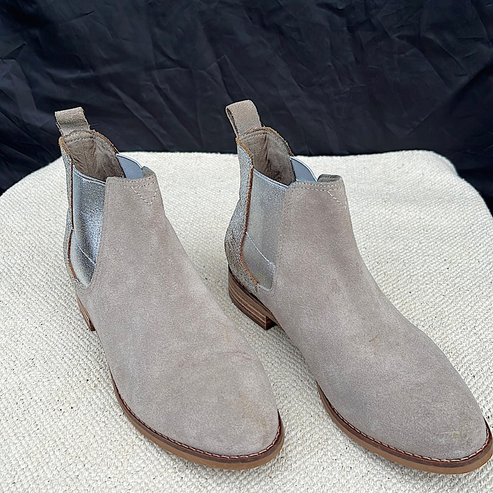 Toms Women’s  7.5 Ella Chelsea Booties. Style 10010899